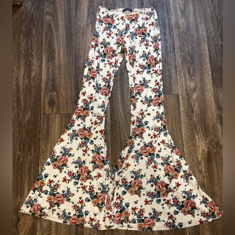 Brandy Melville Floral Bellbottom Pants sz s-0212